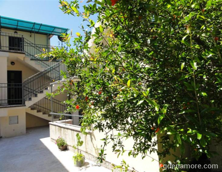 zasebni ulazi sa zad. st. kuce aprt. 1 i 2 